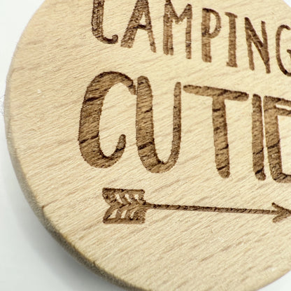Personalisierter runder Schlüsselanhänger "Camping Cutie"