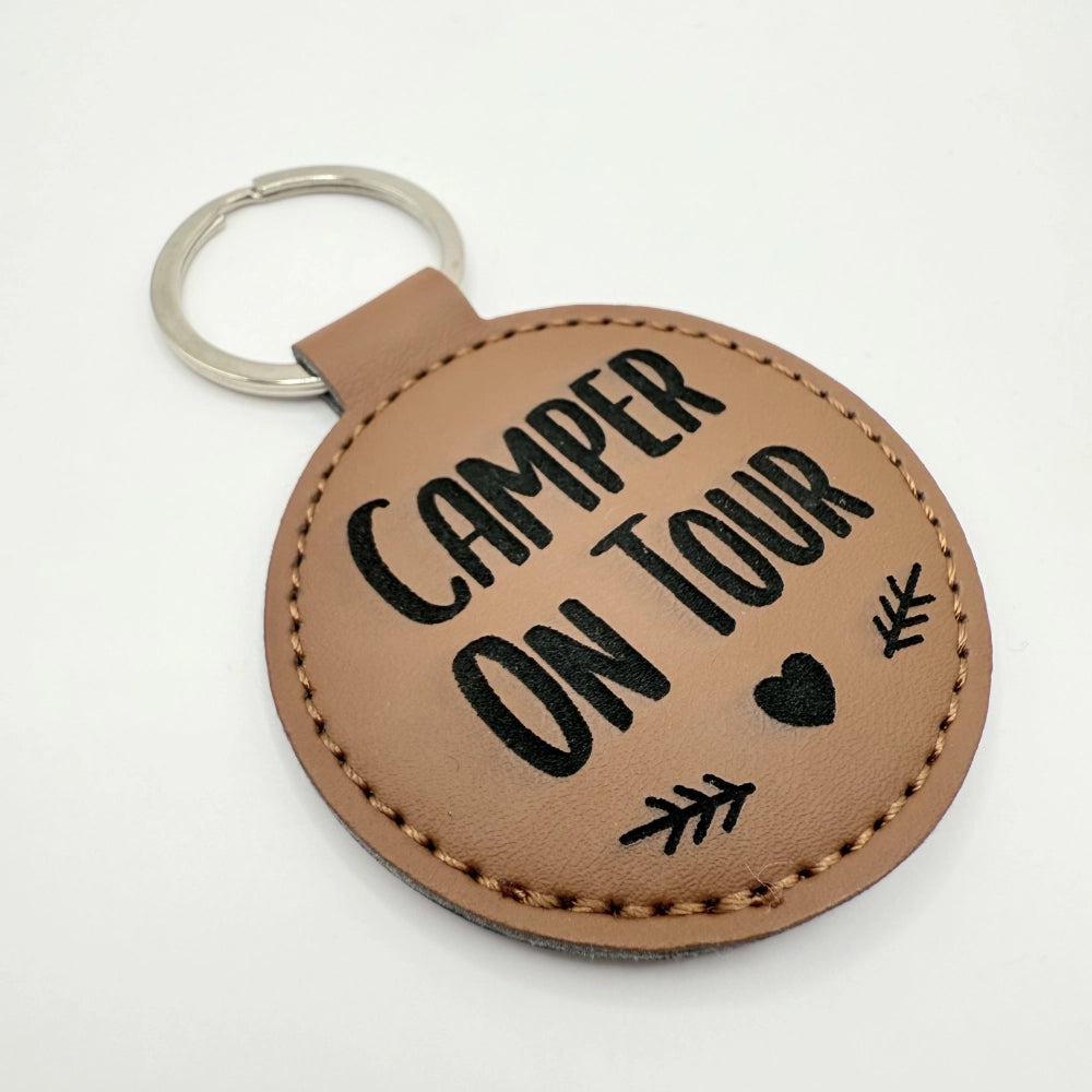 Runder Schlüsselanhänger mit Fach für Chip "Camper on Tour"