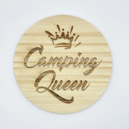 Runder Holzuntersetzer mit dem Aufdruck "Camping Queen" und einer Krone.