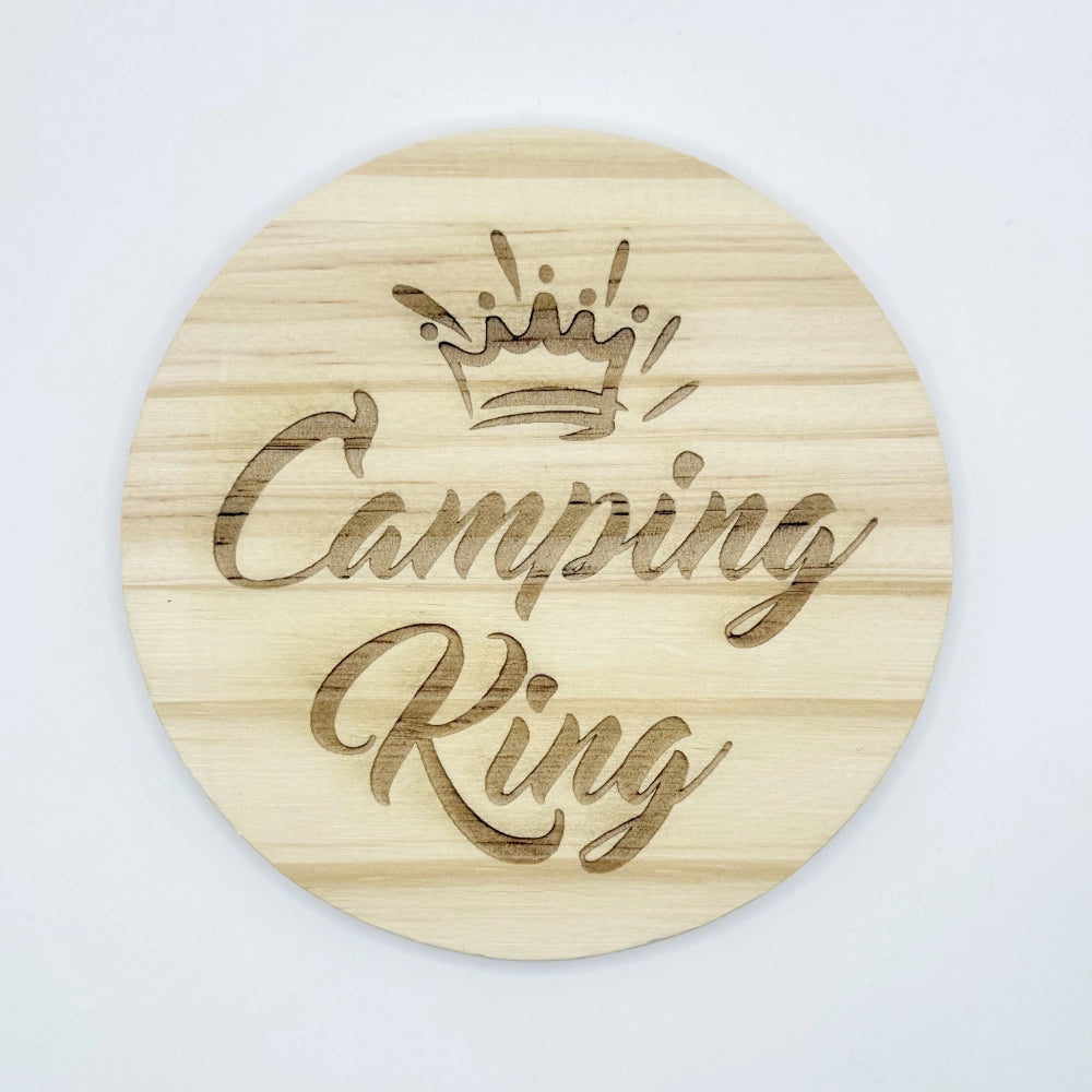 Hölzerner Untersetzer mit Gravur "Camping King" und Krone.