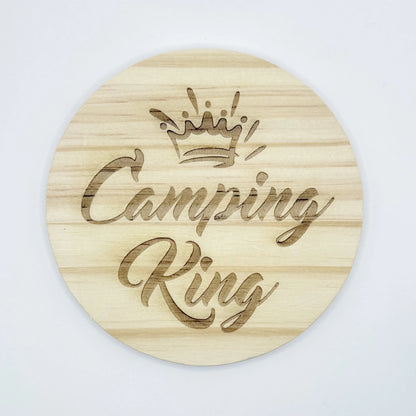 Hölzerner Untersetzer mit Gravur "Camping King" und Krone.