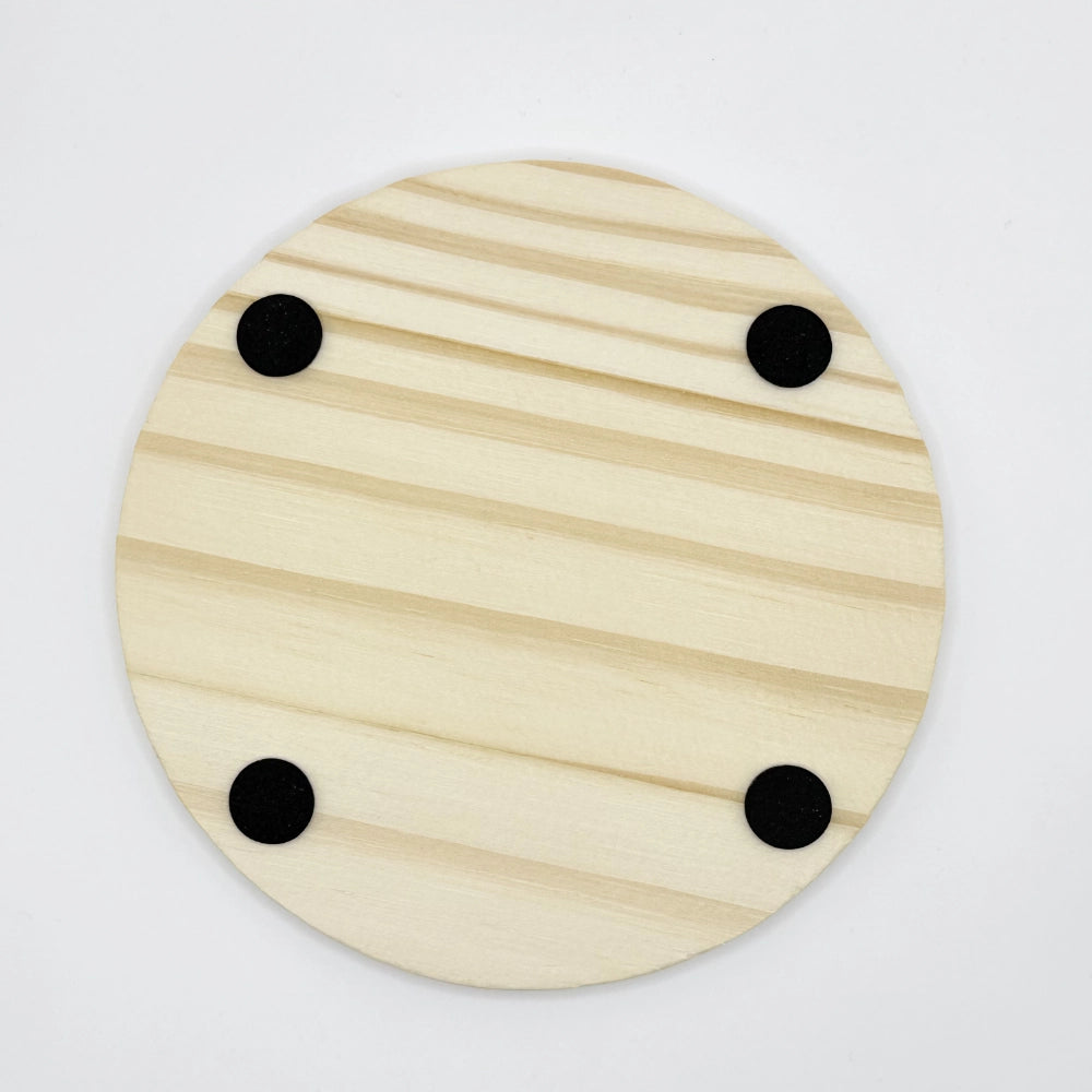 Hölzerner Untersetzer mit Gravur "Camping King" und Krone.