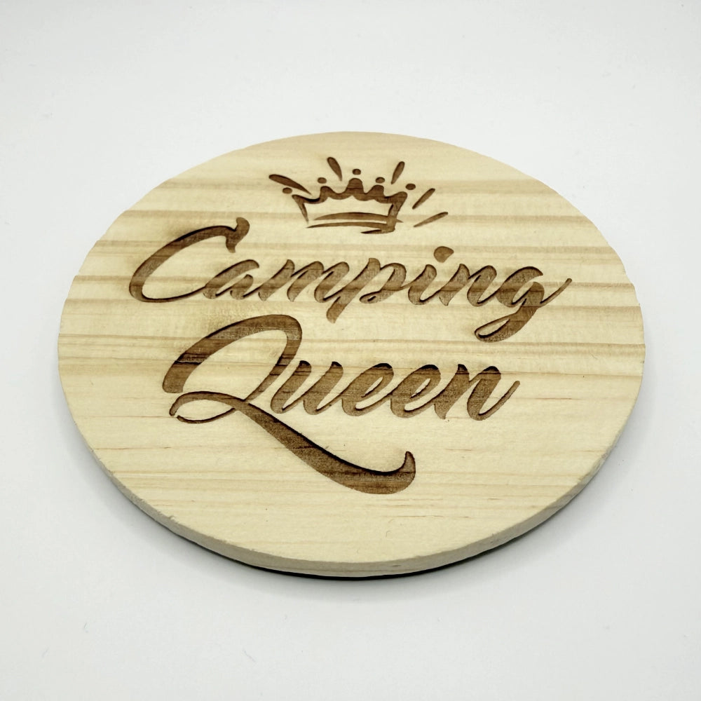 Runder Holzuntersetzer mit dem Aufdruck "Camping Queen" und einer Krone.
