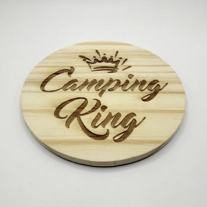 Hölzerner Untersetzer mit Gravur "Camping King" und Krone.