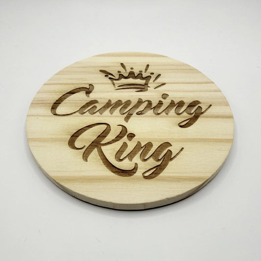 Hölzerner Untersetzer mit Gravur "Camping King" und Krone.