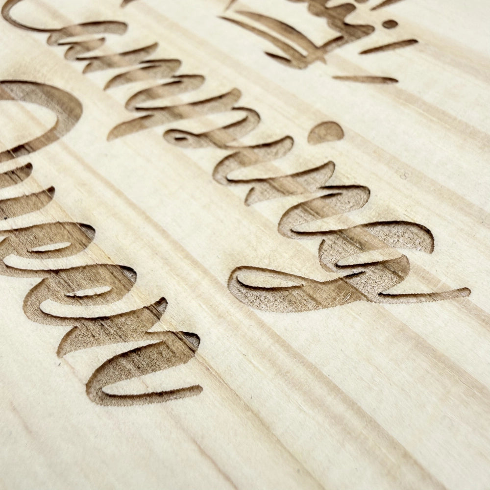 Runder Holzuntersetzer mit dem Aufdruck "Camping Queen" und einer Krone.