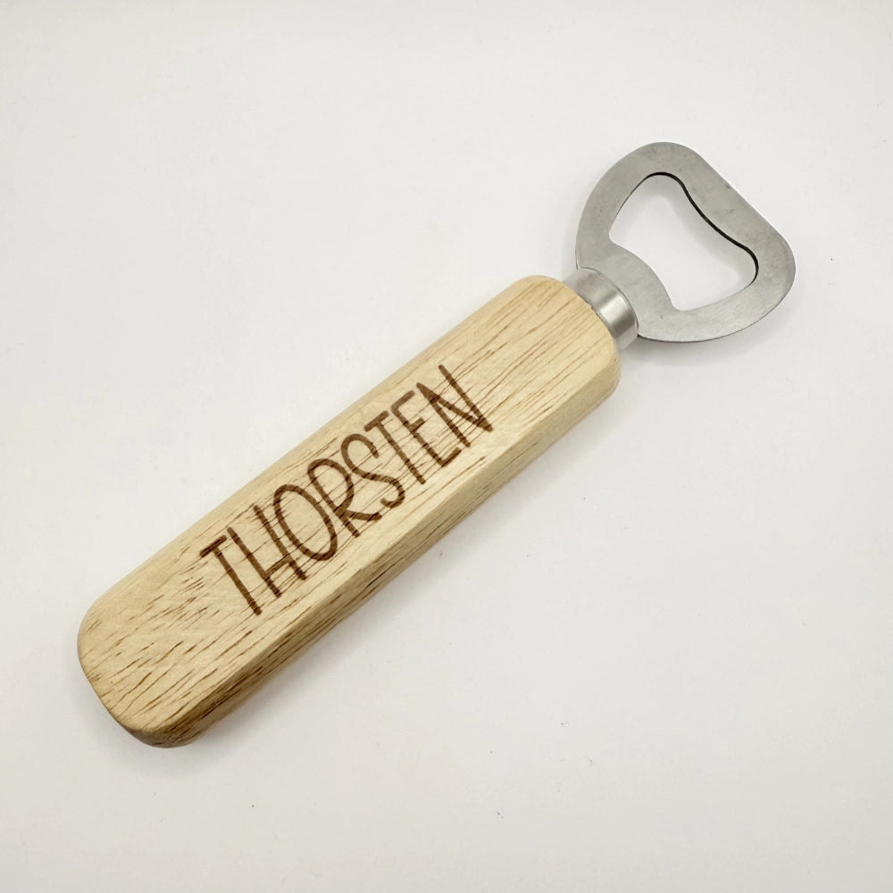 Gravierter Flaschenöffner aus Holz und Metall, mit der Inschrift "Camper on Tour"