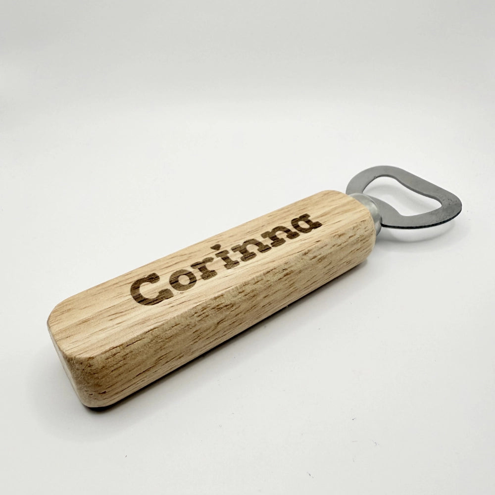 Gravierter Flaschenöffner aus Holz und Metall, mit der Inschrift "Camping Liebe"