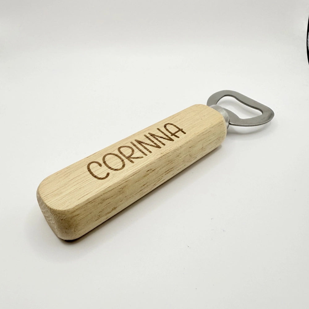 Gravierter Flaschenöffner aus Holz und Metall, mit der Inschrift "Camping Cutie"