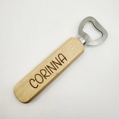 Gravierter Flaschenöffner aus Holz und Metall, mit der Inschrift "Camping Cutie"