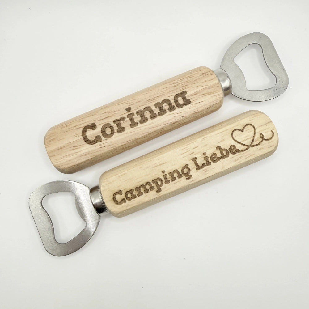 Gravierter Flaschenöffner aus Holz und Metall, mit der Inschrift "Camping Liebe"