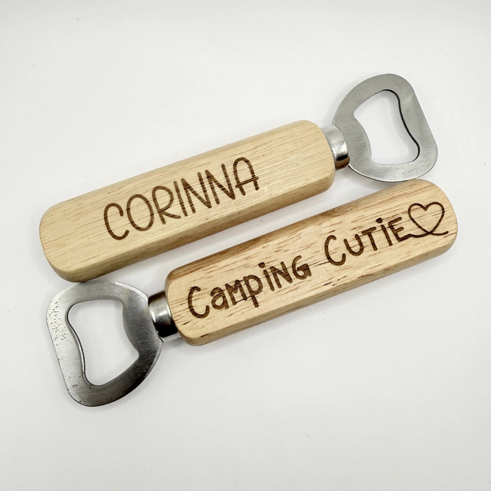 Gravierter Flaschenöffner aus Holz und Metall, mit der Inschrift "Camping Cutie"