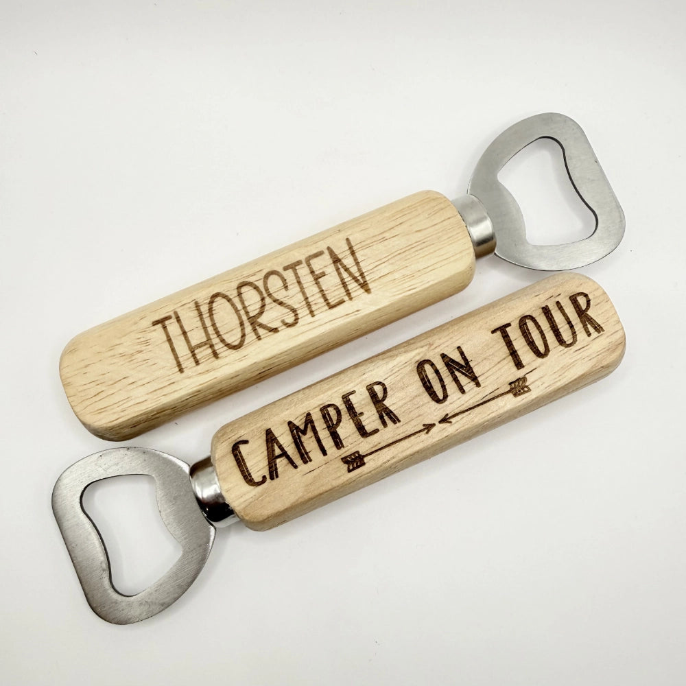Gravierter Flaschenöffner aus Holz und Metall, mit der Inschrift "Camper on Tour"