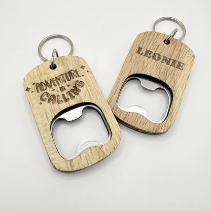 Ein hölzerner Flaschenöffner-Schlüsselanhänger mit der Aufschrift "Adventure is Calling".