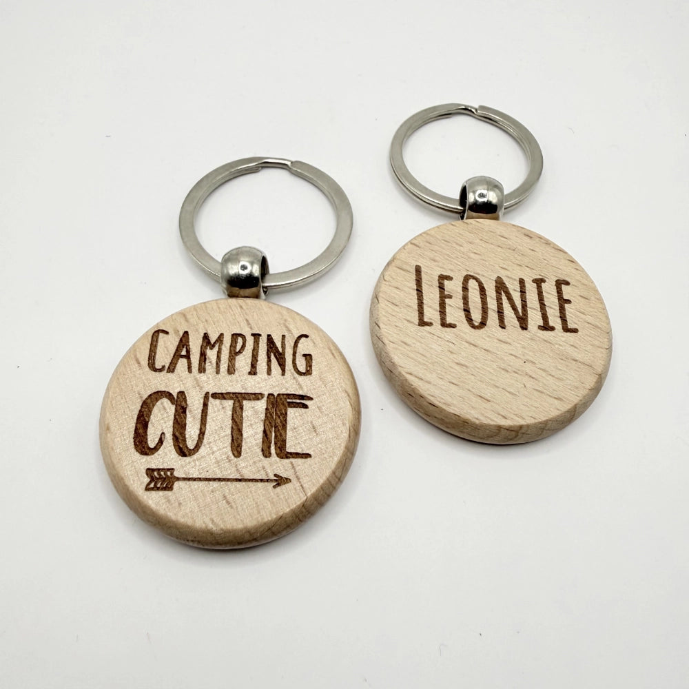 Personalisierter runder Schlüsselanhänger "Camping Cutie"