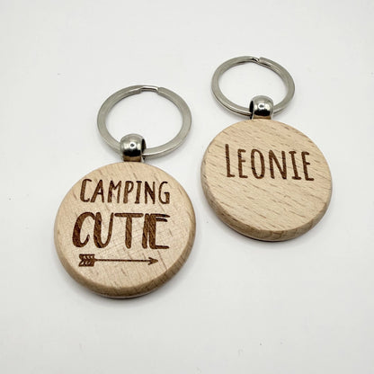 Personalisierter runder Schlüsselanhänger "Camping Cutie"