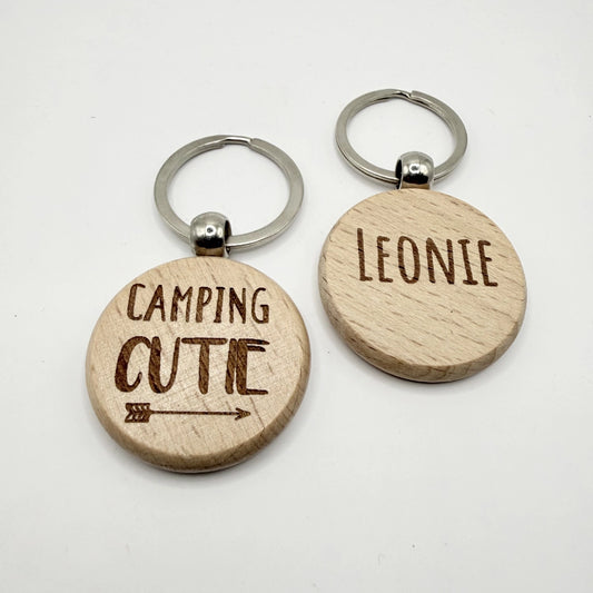 Personalisierter runder Schlüsselanhänger "Camping Cutie"