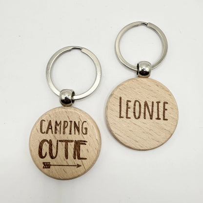 Personalisierter runder Schlüsselanhänger "Camping Cutie"