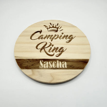 Personalisierter Holz-Untersetzer "Camping King"