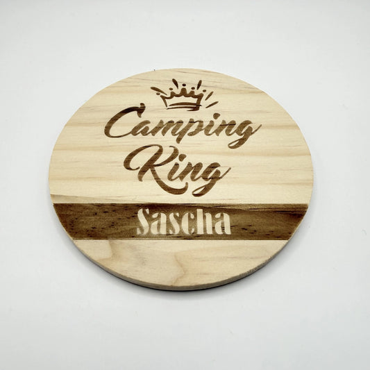 Personalisierter Holz-Untersetzer "Camping King"