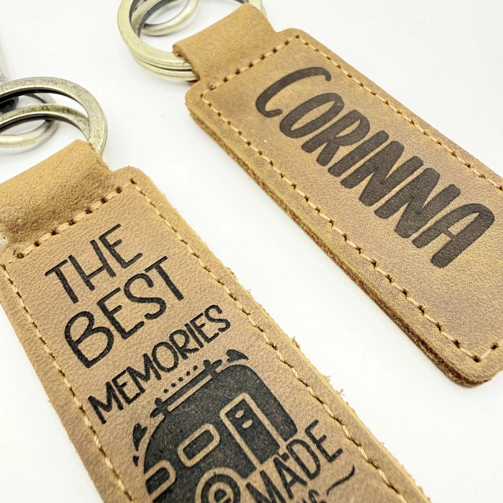 Personalisierter Leder-Schlüsselanhänger Wohnwagen "The best memories are made camping"