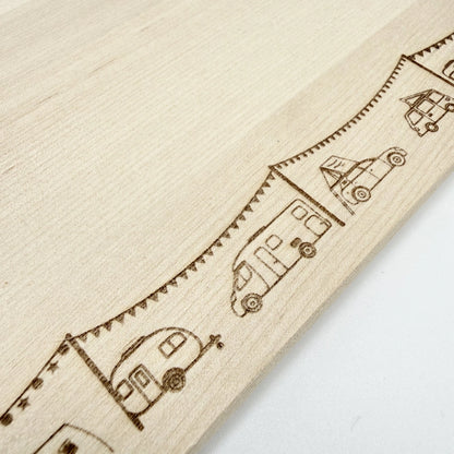 Personalisiertes Frühstücksbrettchen "Happy Camper"