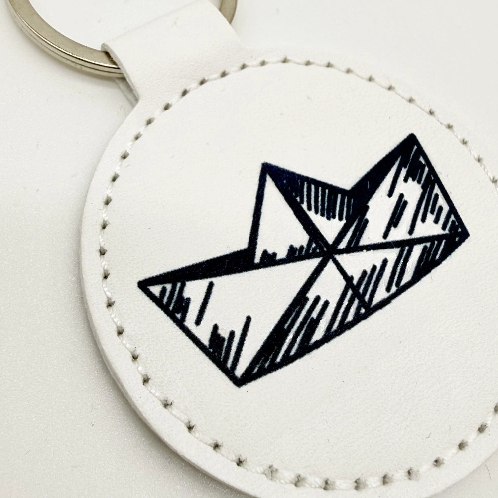 Runder Schlüsselanhänger mit Fach für Chip "Papierboot"