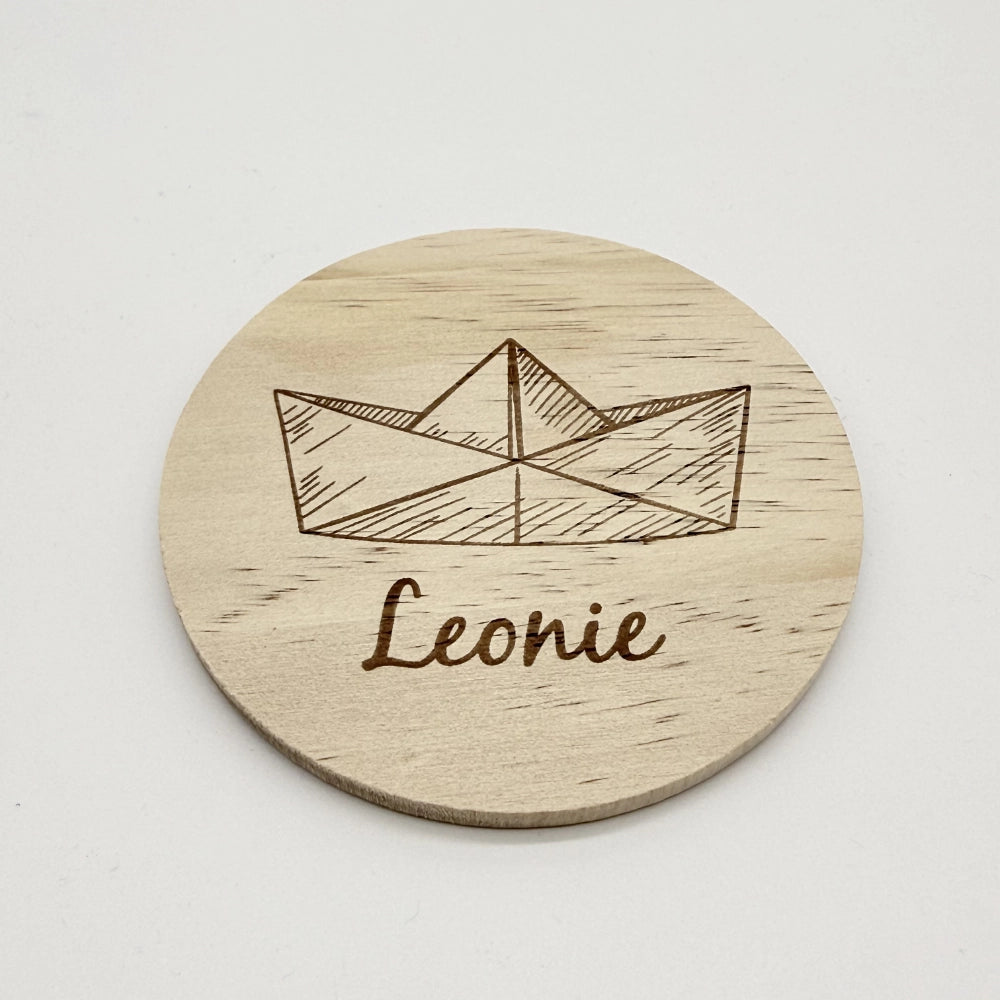 Personalisierter Holz-Untersetzer "Papierboot"