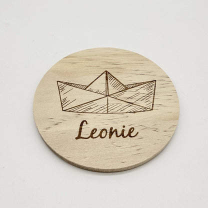 Personalisierter Holz-Untersetzer "Papierboot"
