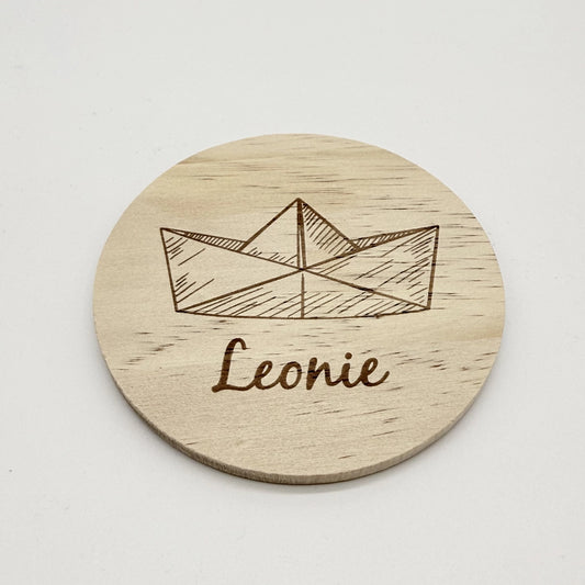 Personalisierter Holz-Untersetzer "Papierboot"