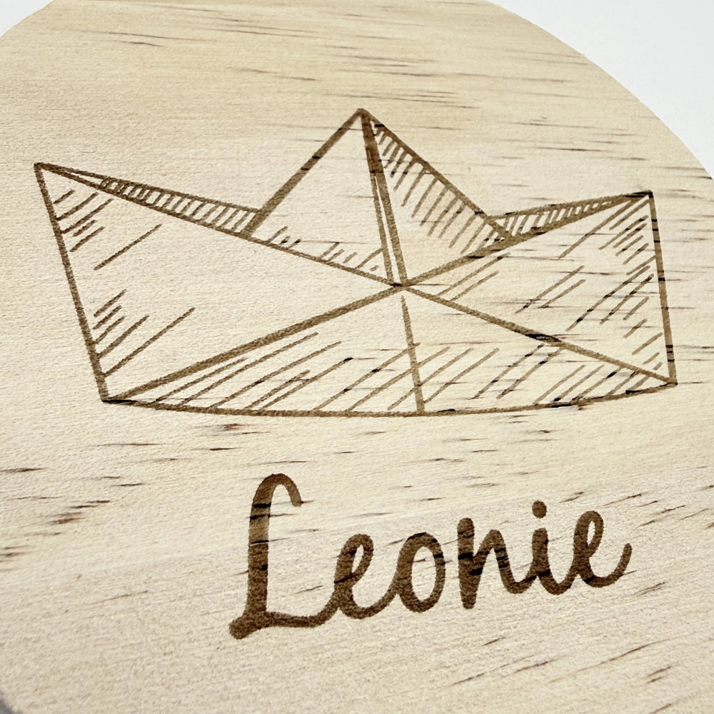 Personalisierter Holz-Untersetzer "Papierboot"