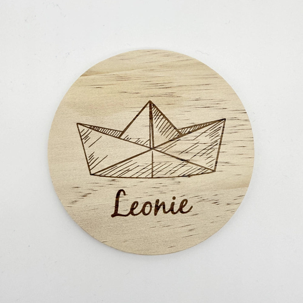 Personalisierter Holz-Untersetzer "Papierboot"