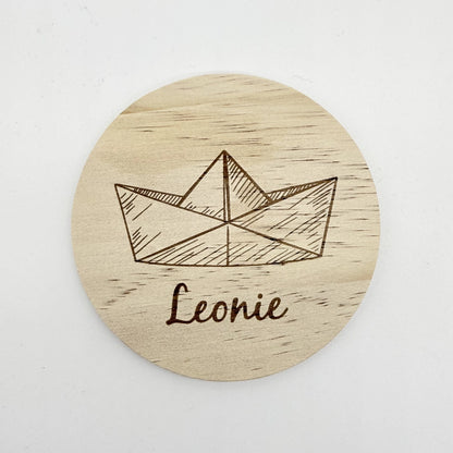 Personalisierter Holz-Untersetzer "Papierboot"