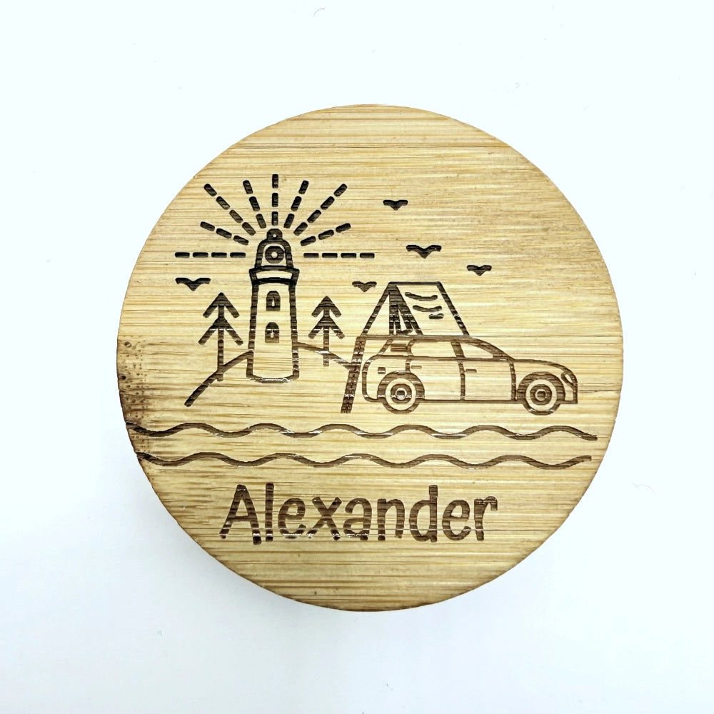 Ein Auto mit einem Dachzelt auf einer Insel mit Leutturm