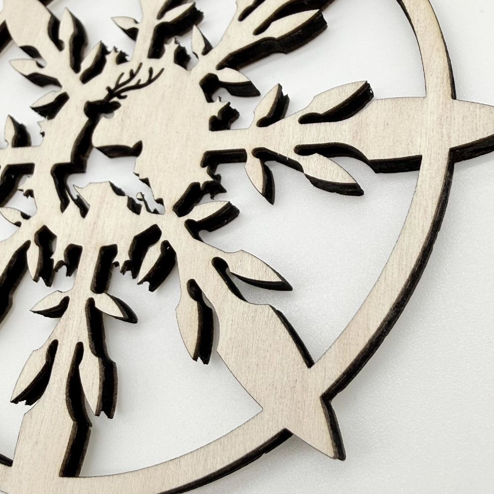 Runder Holzanhänger Schneeflocke mit Hirschmotiv - 10,4 cm Weihnachtsdeko