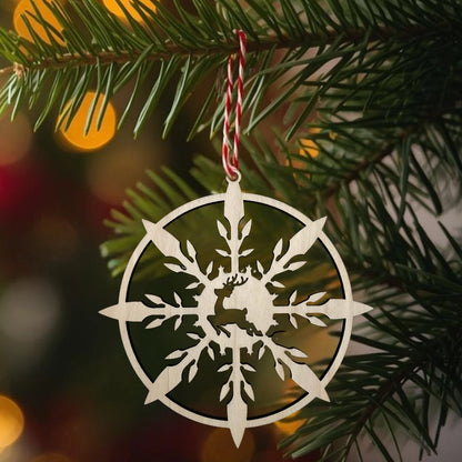 Runder Holzanhänger Schneeflocke mit Hirschmotiv - 10,4 cm Weihnachtsdeko