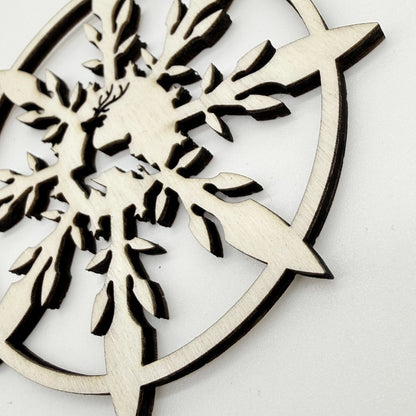 Runder Holzanhänger Schneeflocke mit Hirschmotiv - 9 cm Weihnachtsdeko