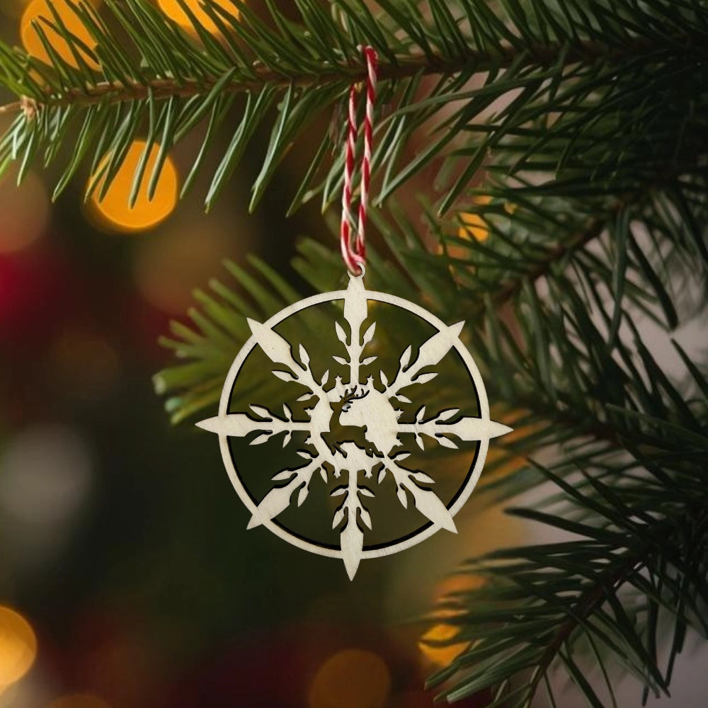 Runder Holzanhänger Schneeflocke mit Hirschmotiv - 9 cm Weihnachtsdeko