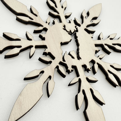 Holz-Schneeflocke mit Hirschmotiv - 13,3 cm Weihnachtsanhänger