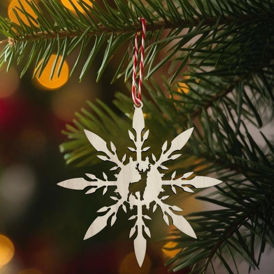 Holz-Schneeflocke mit Hirschmotiv - 13,3 cm Weihnachtsanhänger