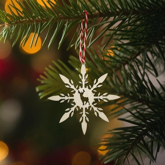 Holz-Schneeflocke mit Hirschmotiv - 9,5 cm Weihnachtsanhänger